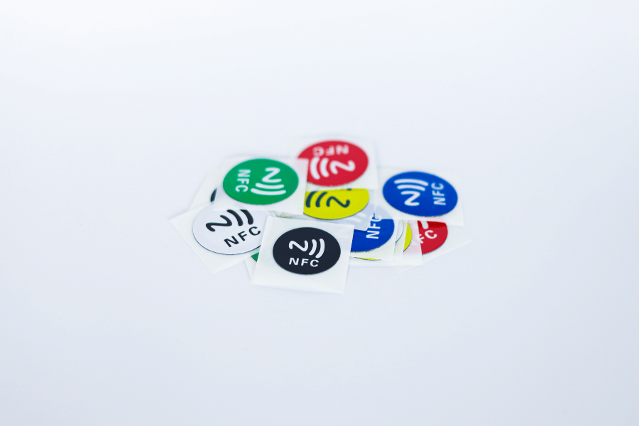 NTAG213-kleur-stickers-on-metal.png